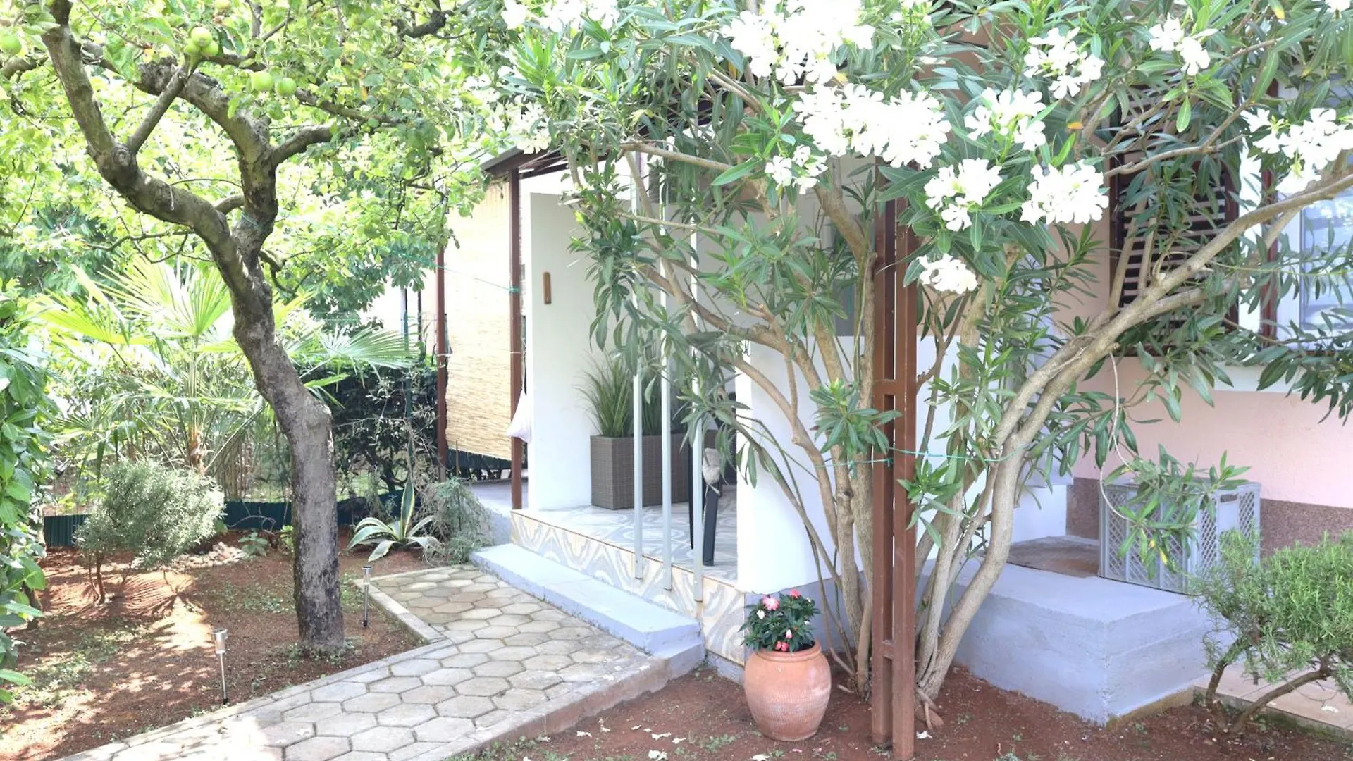 Ana House With Apartments Umag Penzion